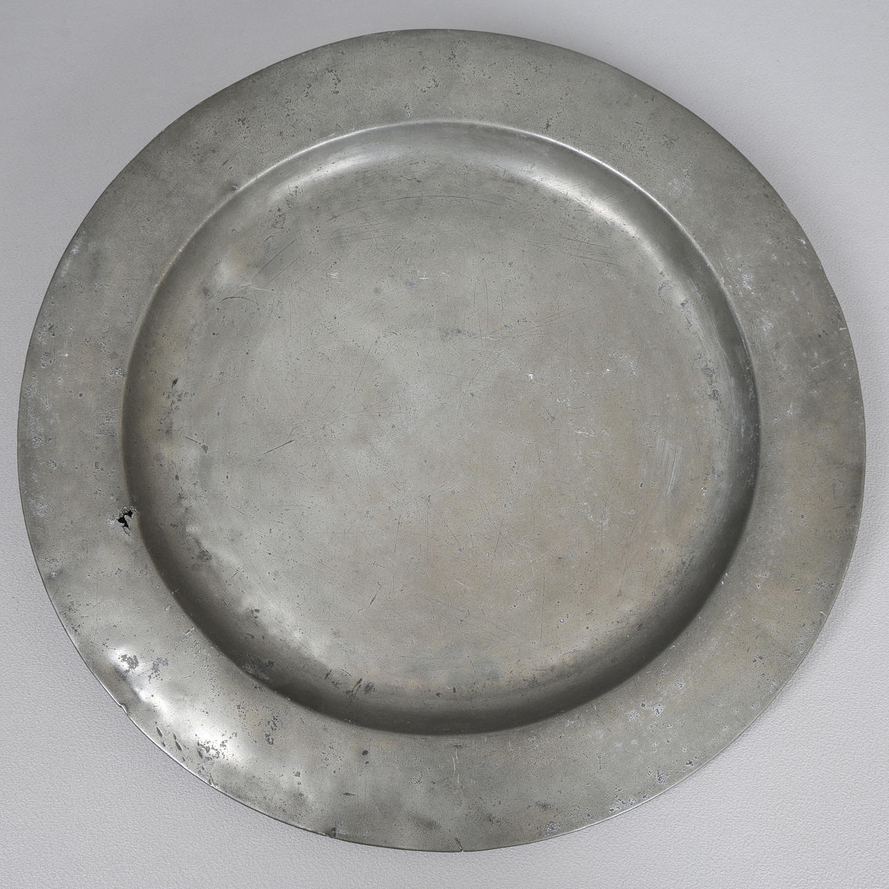 A GEORGE III PEWTER CHARGER.