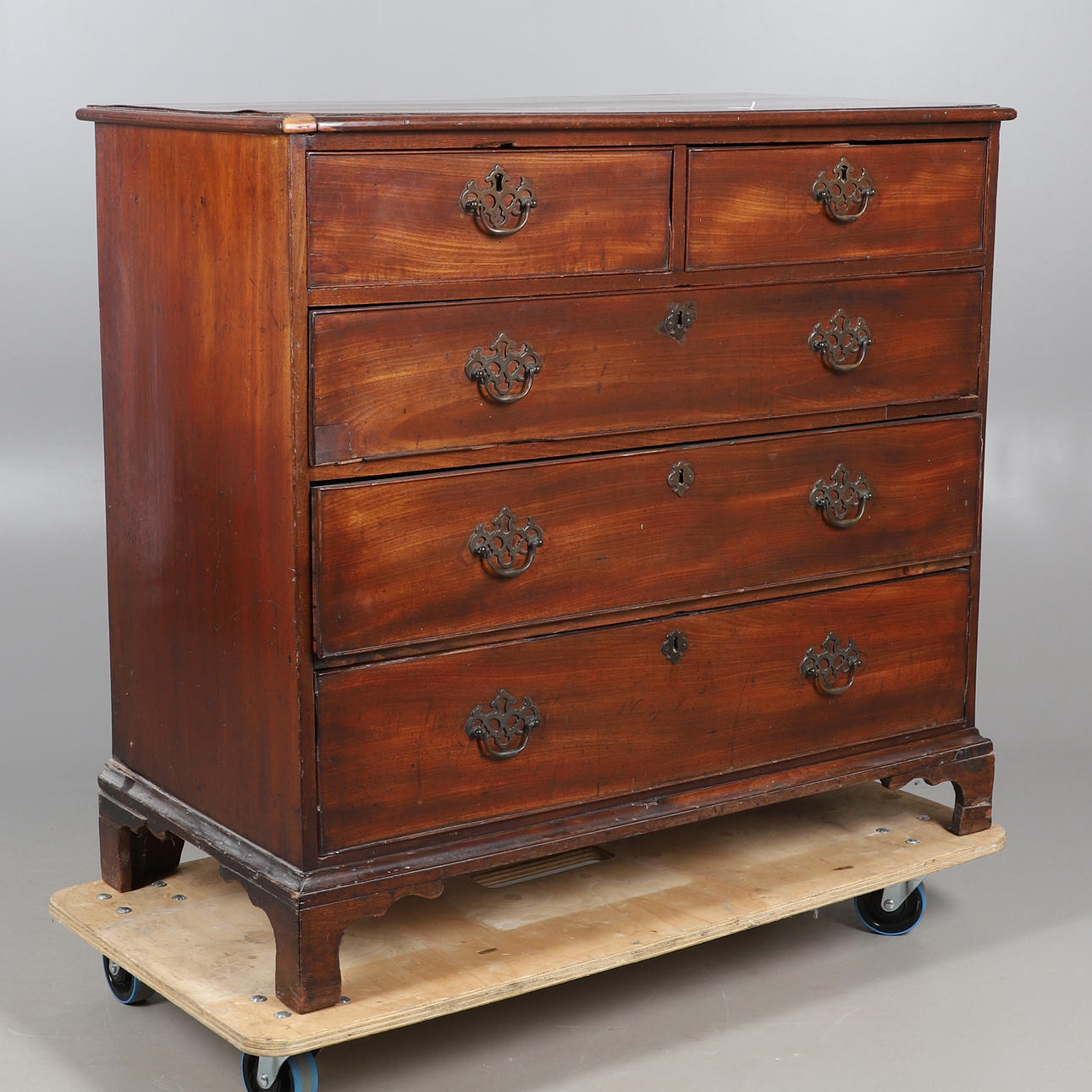 UNA CÓMODA DE CAOBA DE GEORGE III.