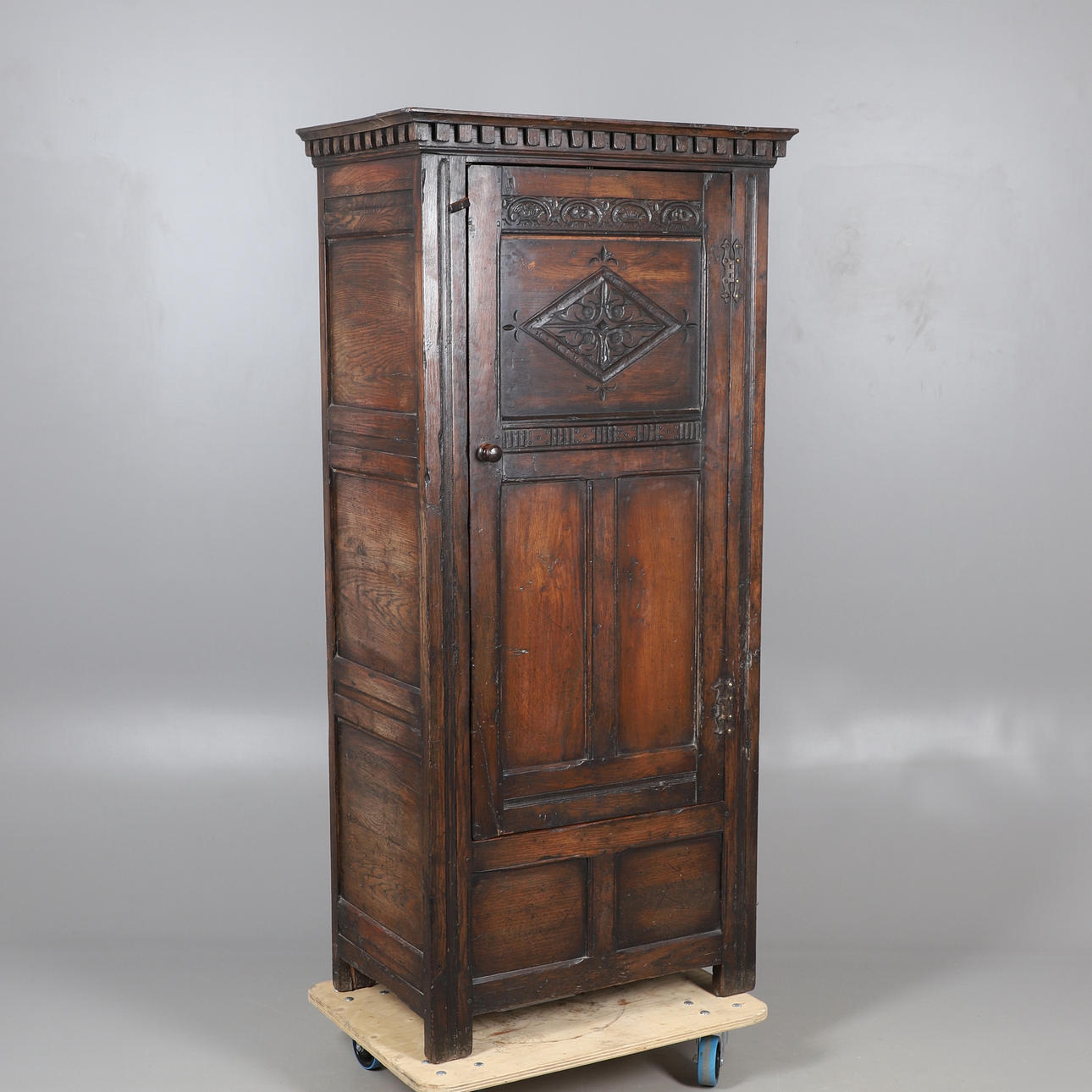 A REPRODUCTION OAK SINGLE DOOR LIVERY CUPBOARD.