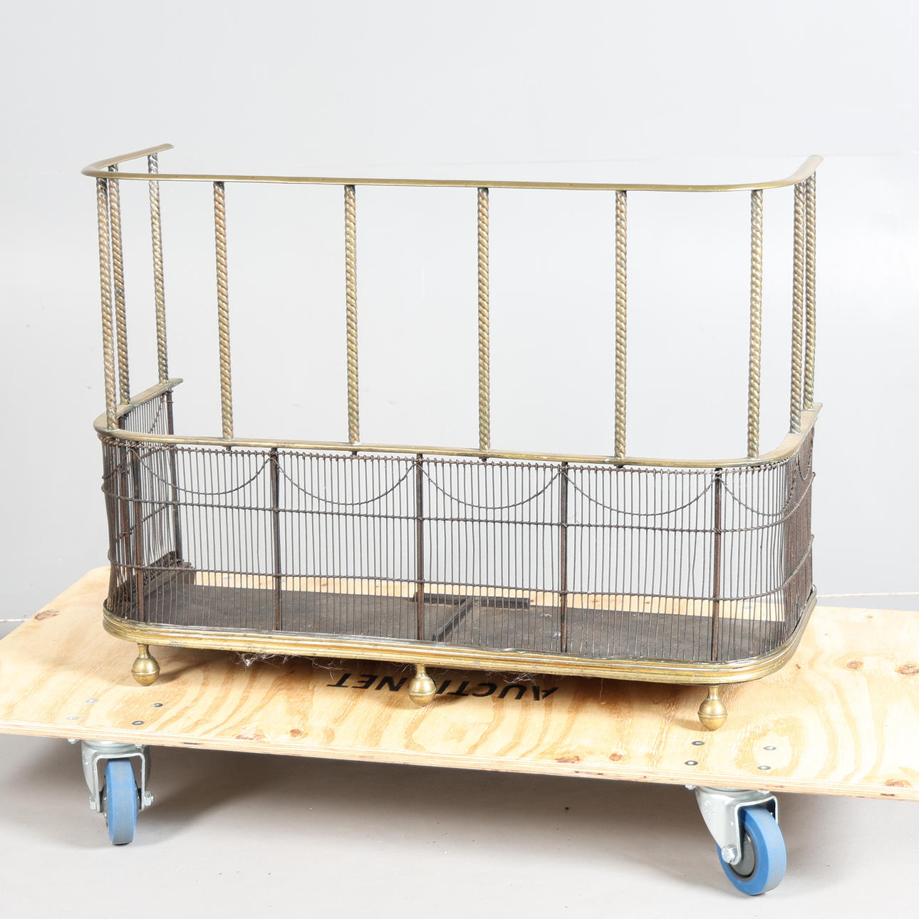 REGENCY-MESSINKINEN PALOVARTIJA.