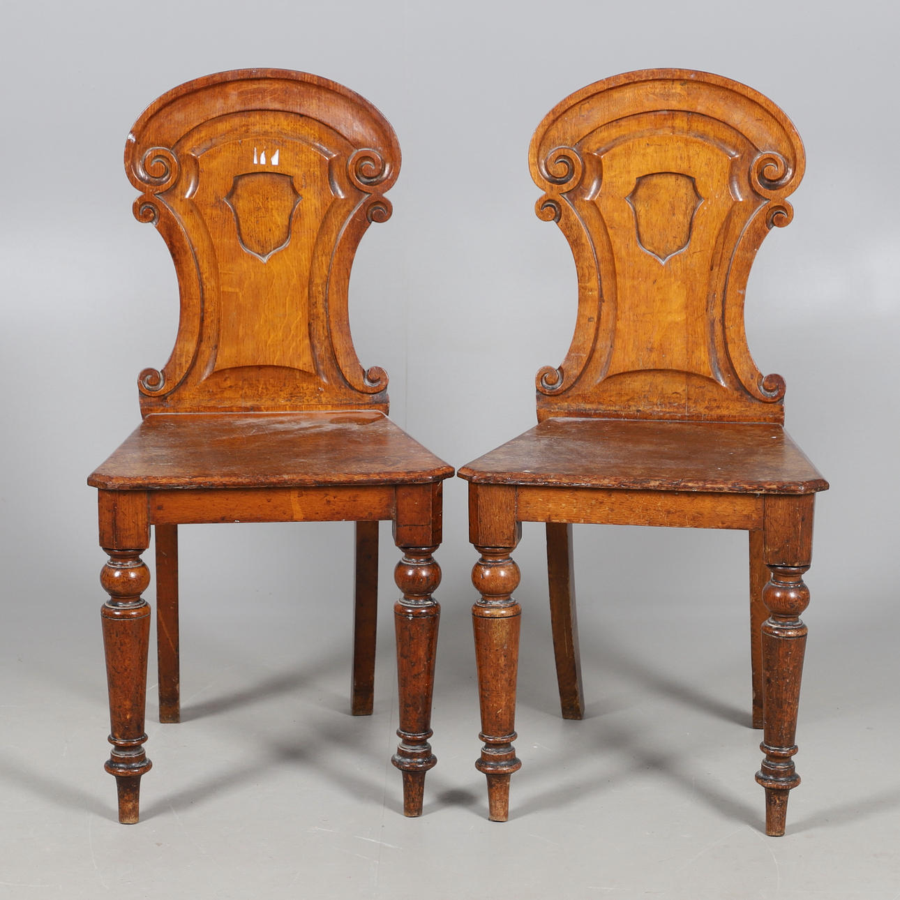 EIN PAAR VIKTORIANISCHE FLURSTÜHLE AUS GESCHNITZTER EICHE.