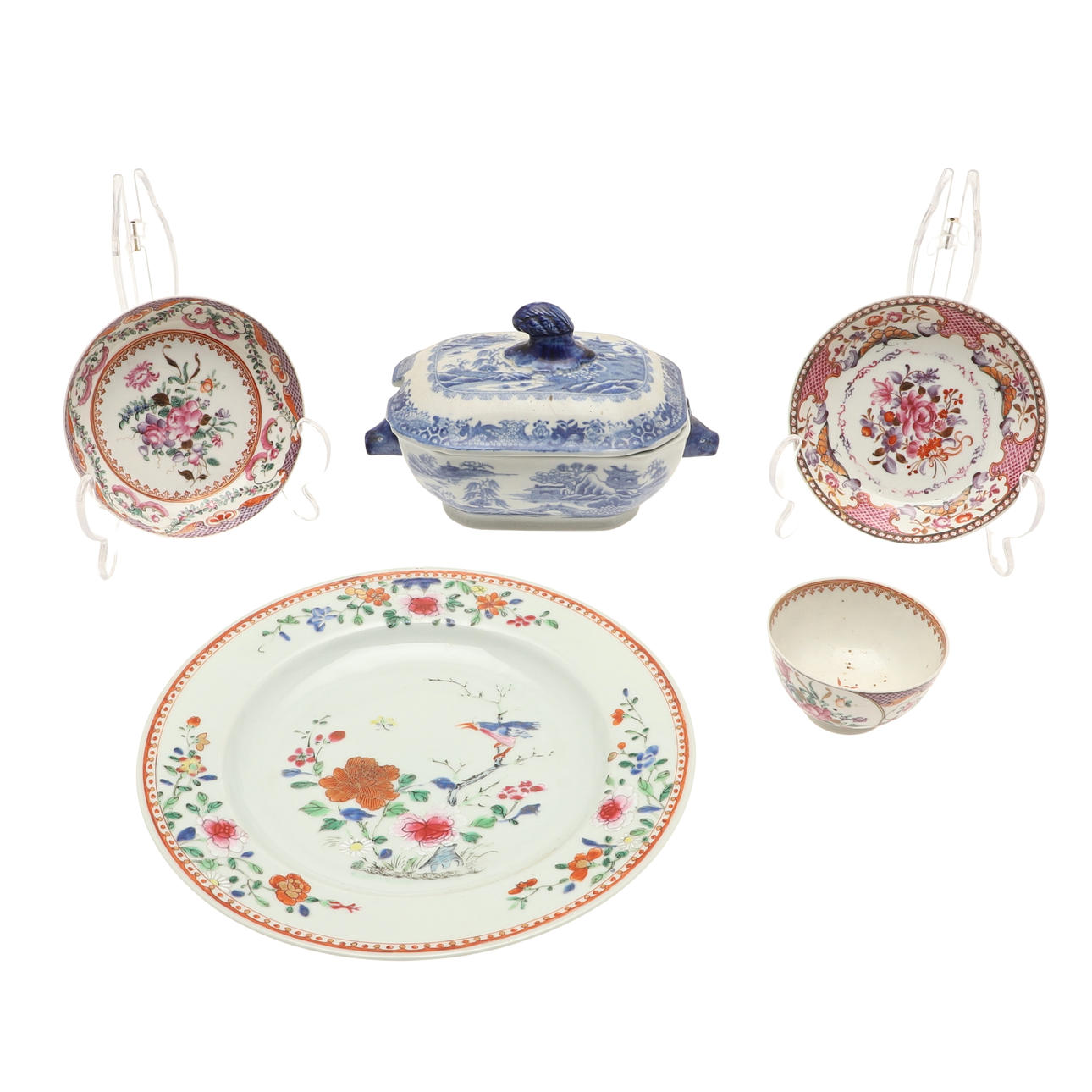 EN KINESISK EXPORTBLÅ OCH VIT PORSLINSTÅRN.