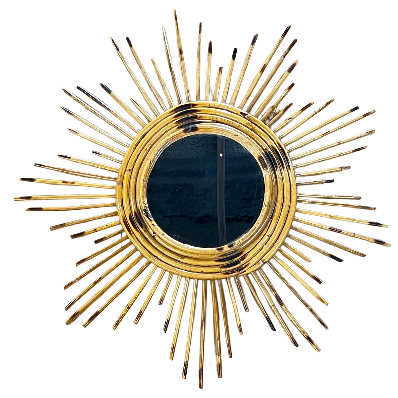 Espejo de caña de bambú a modo de sol.