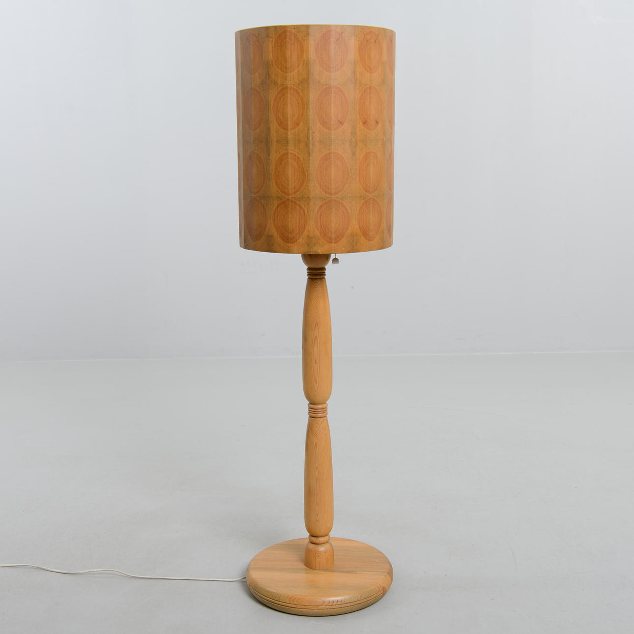 FLOOR LAMP, pine, 1970s.