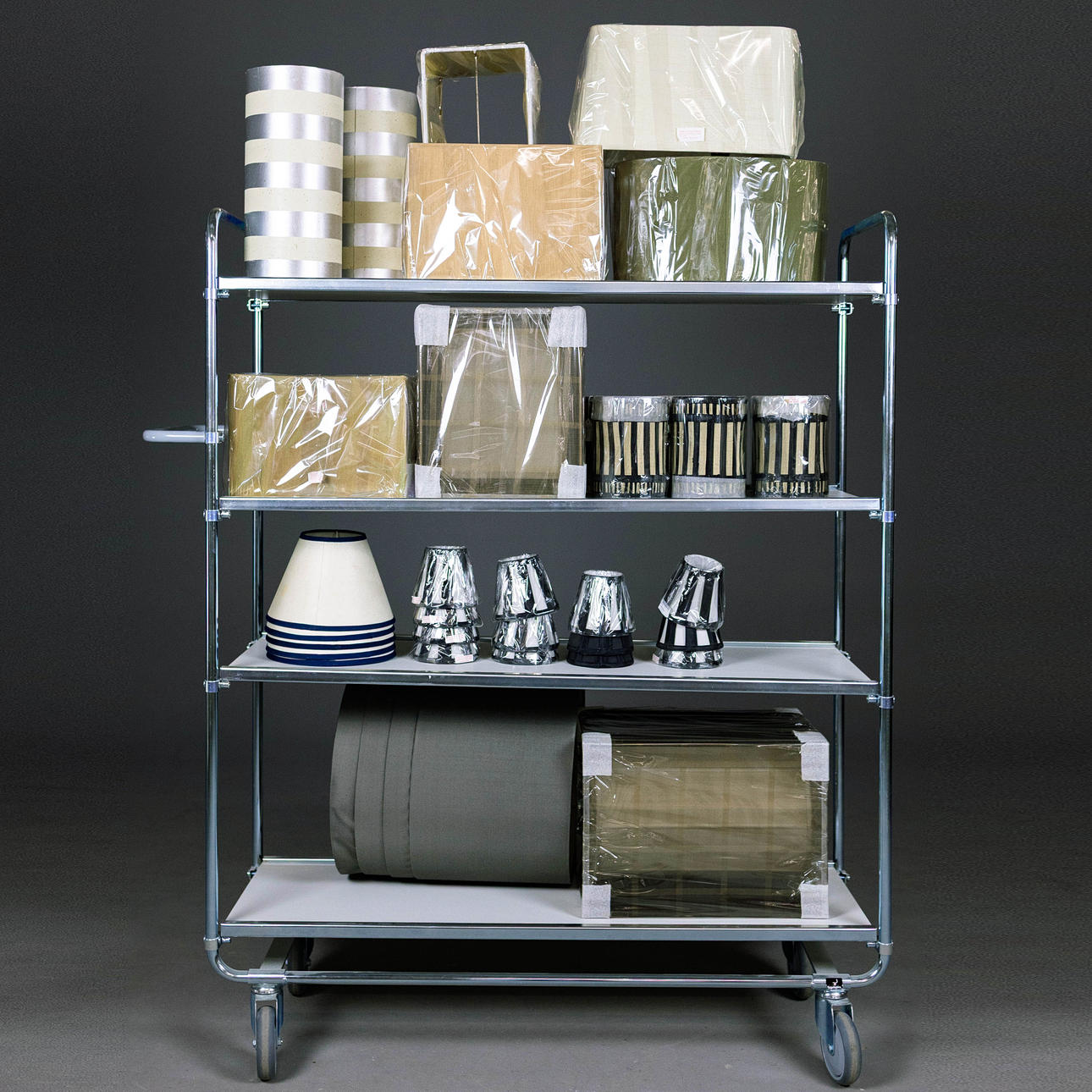 EN SAMLING AF 36 LAMPESKÆRME.