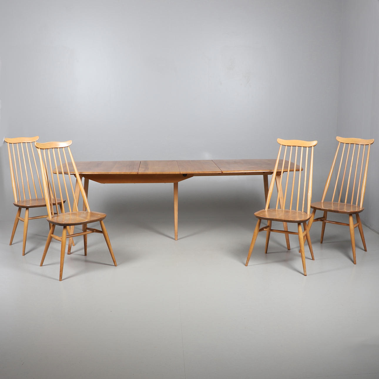 MID CENTURY ERCOL EXTENDING DINING TABLE & CHAIRS.
