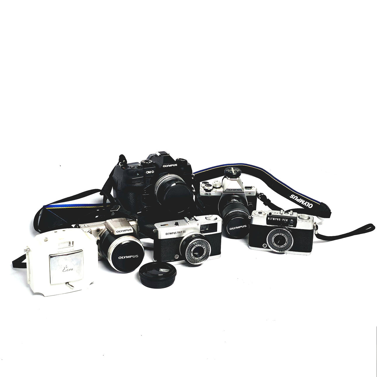 Cinco cámaras Olympus con flash y accesorios.