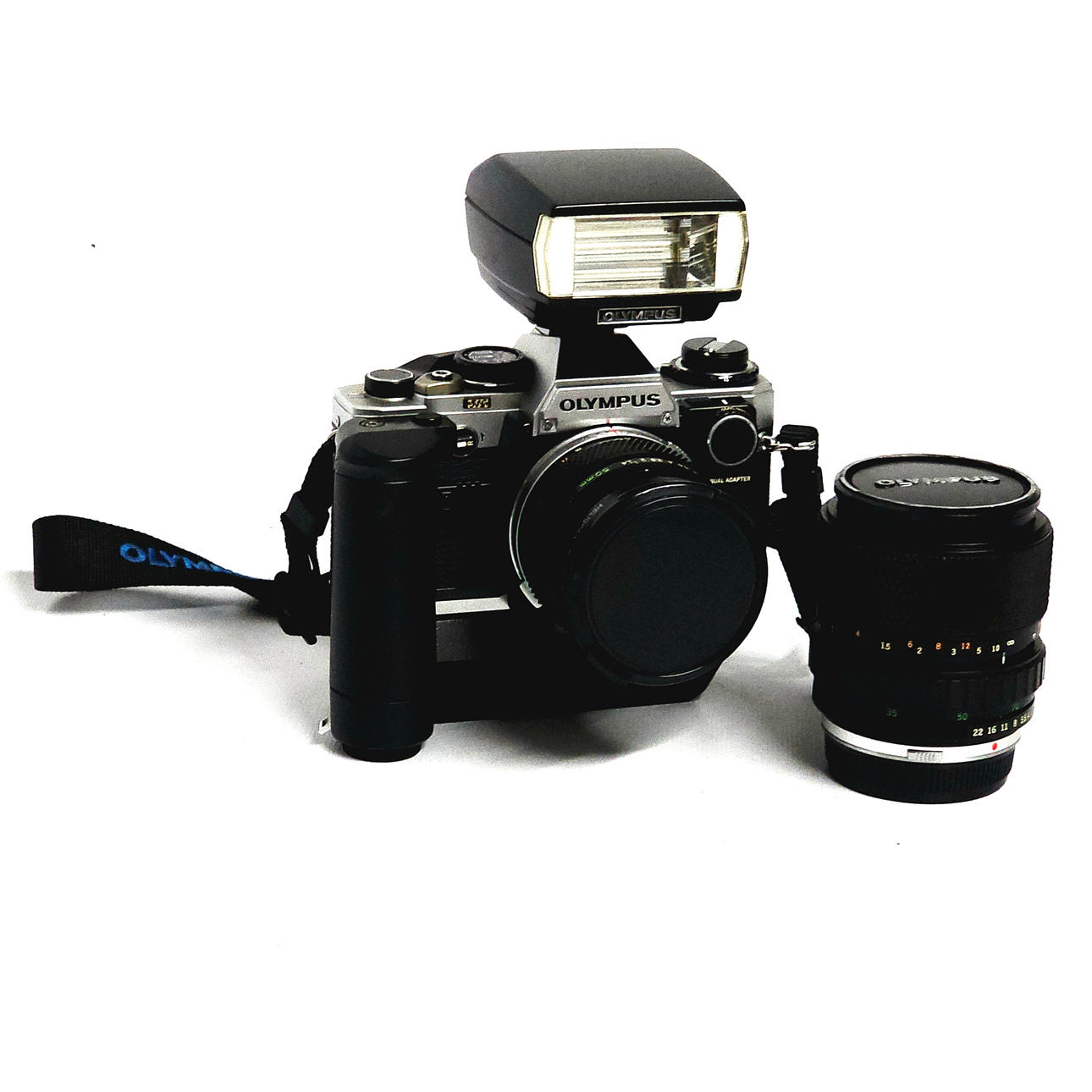 Cámara Olympus con objetivo extra y flash.