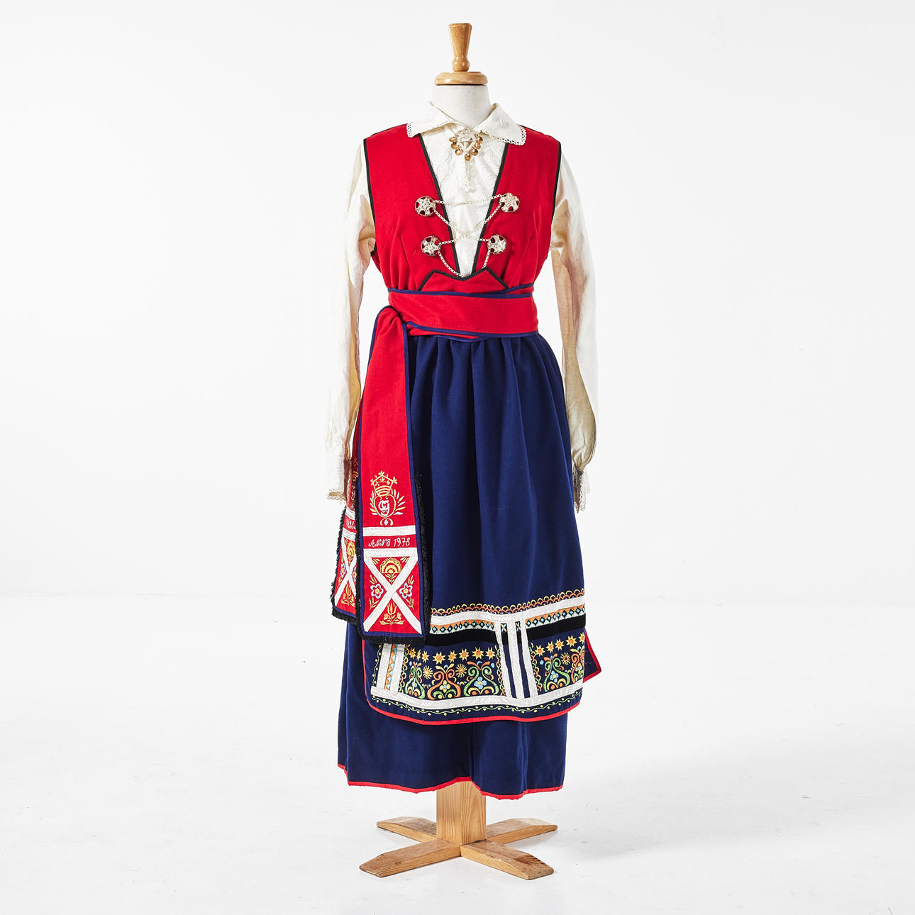 Ein VARENDSDRÄKT, Småland, datiert 1978, mit Silberschmuck.