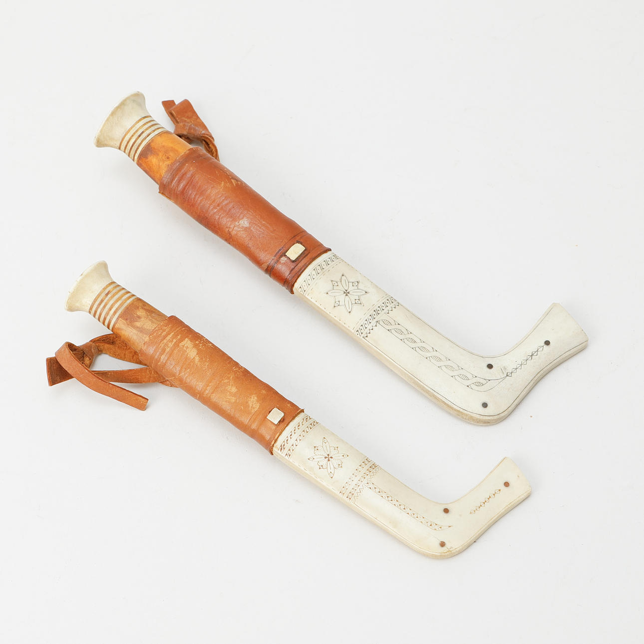 JOHAN GAUP. Sameknivar, 2 st, signerade.