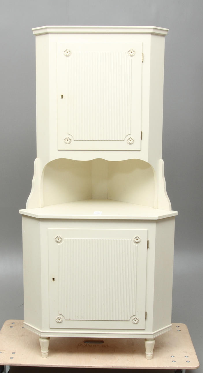 HÖRNSKÅP, gustaviansk stil, 1900-tal.