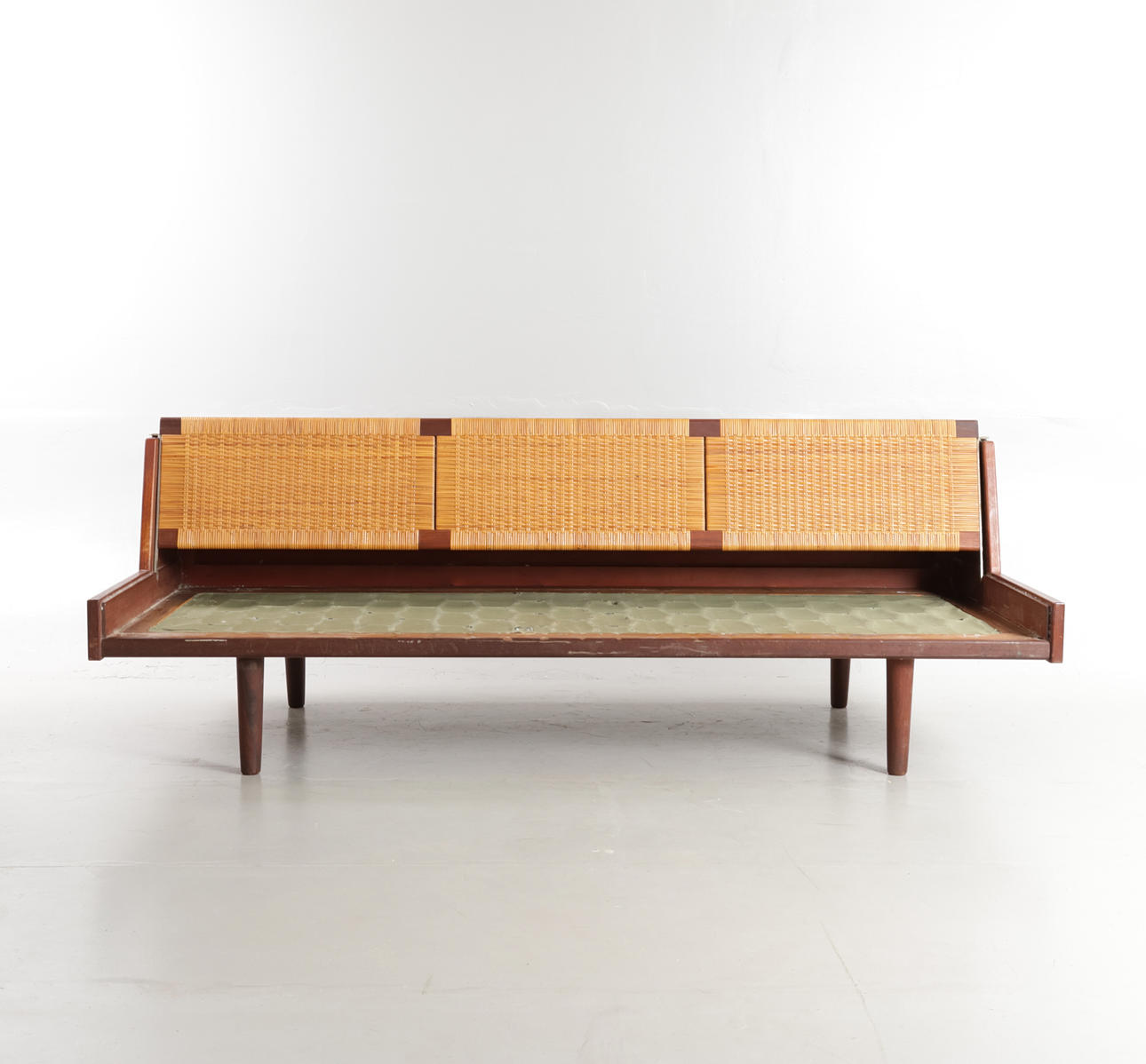 HANS J WEGNER. Sofa/daybed with teak frame with foldable backrest mounted with shroud. Designed in 1954. Manufactured and marked at Getama, model 'GE-258', manufactured between 1954 - 1958.
