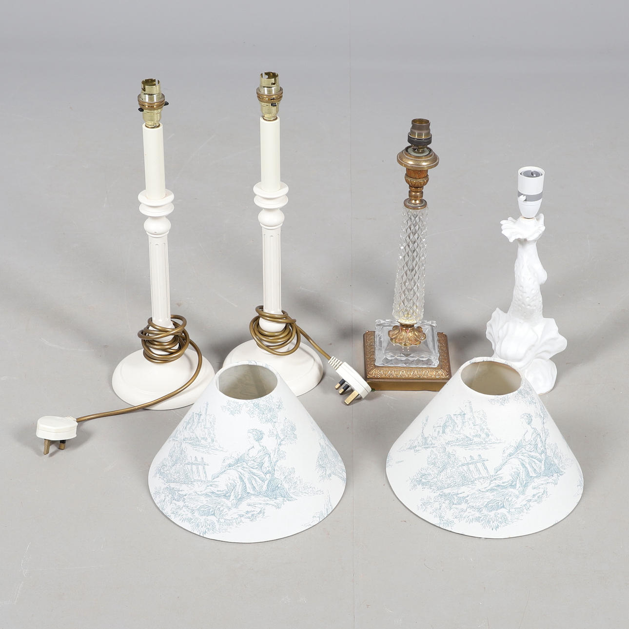 EINE TISCHLAMPE AUS GESCHLIFFENEM GLAS UND MESSING.