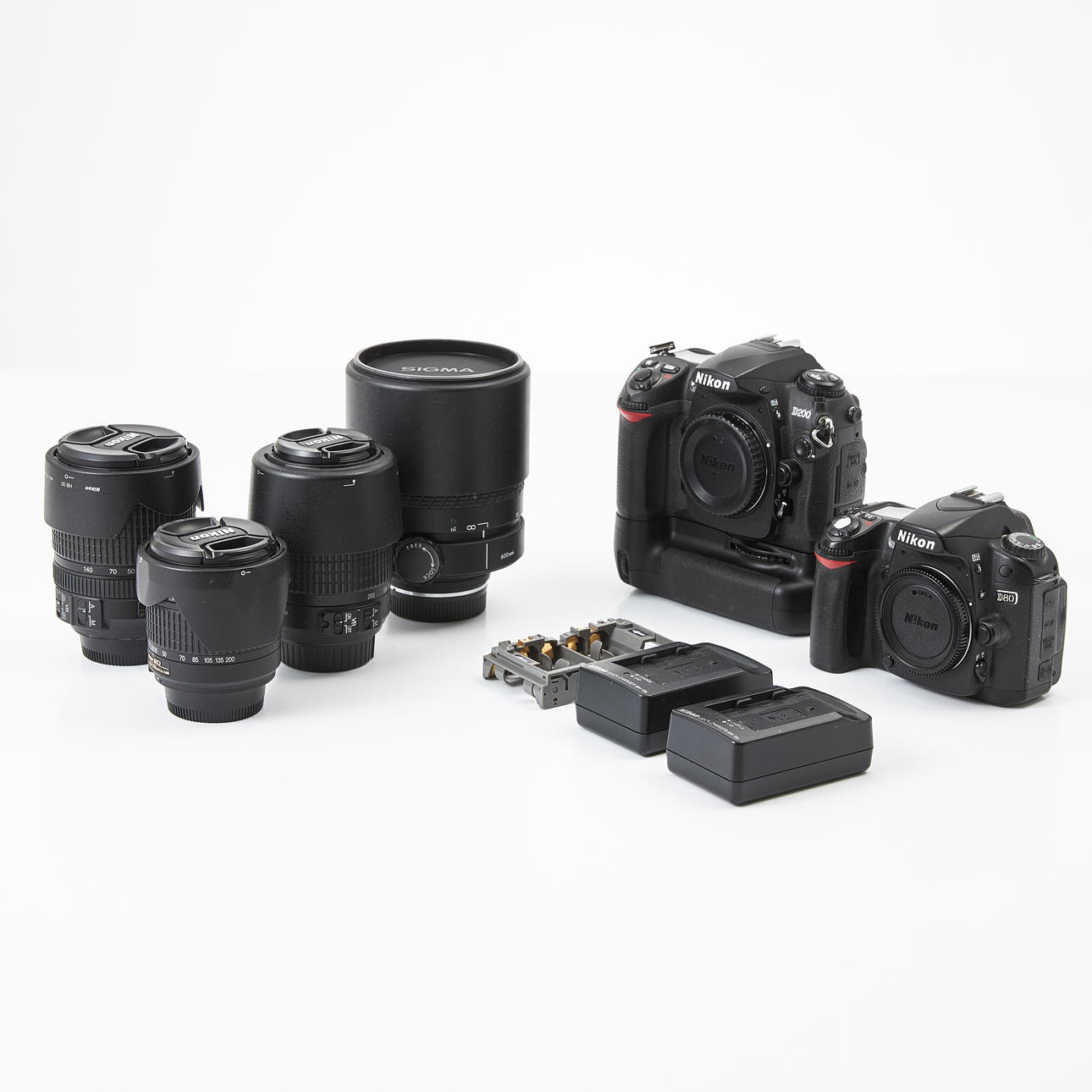 NIKON, 2 Kameragehäuse, 4 Objektive, Kabel, Ladegeräte usw.