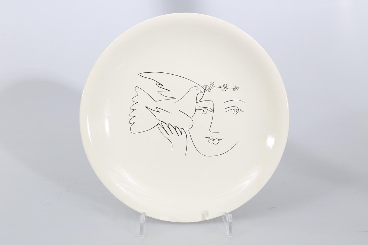 PABLO PICASSO. Samlartallrik, porslin, märkt Salins, Frankrike, stämpelsignerad i godset, 1900-tal.