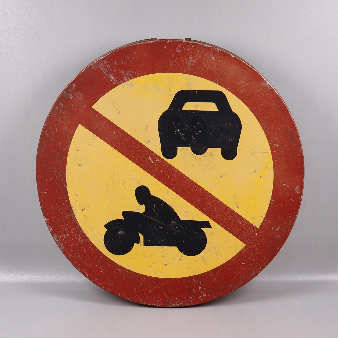 Vejskilt, motorkøretøj forbudt.