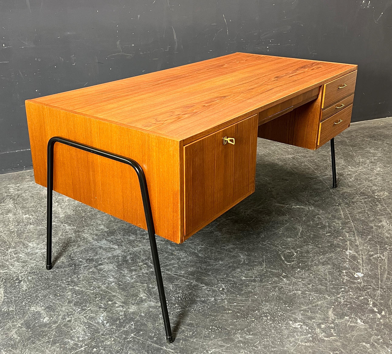 ERNST DIETER HILKER. OMNIA DESK.