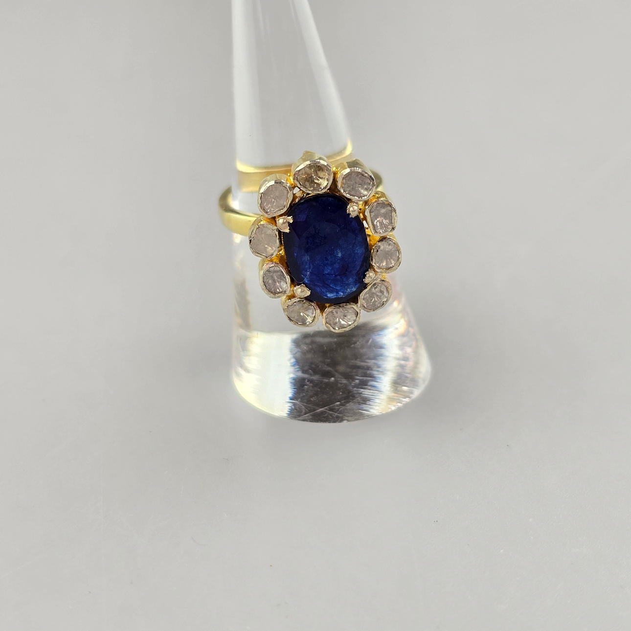 Blå safirring, uslebne diamantaccenter, 925 sølv.