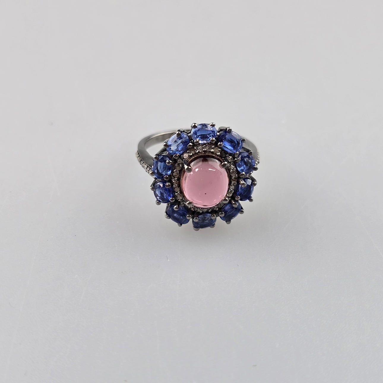 - Rubiinisormus, jossa on haloa kyaniittijalokivistä, timanteista.