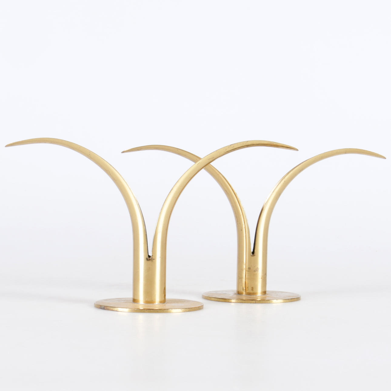 LJUSSTAKAR, ett par, mässing, "Liljan", Ivar Ålenius Björk för Ystad-Metall.