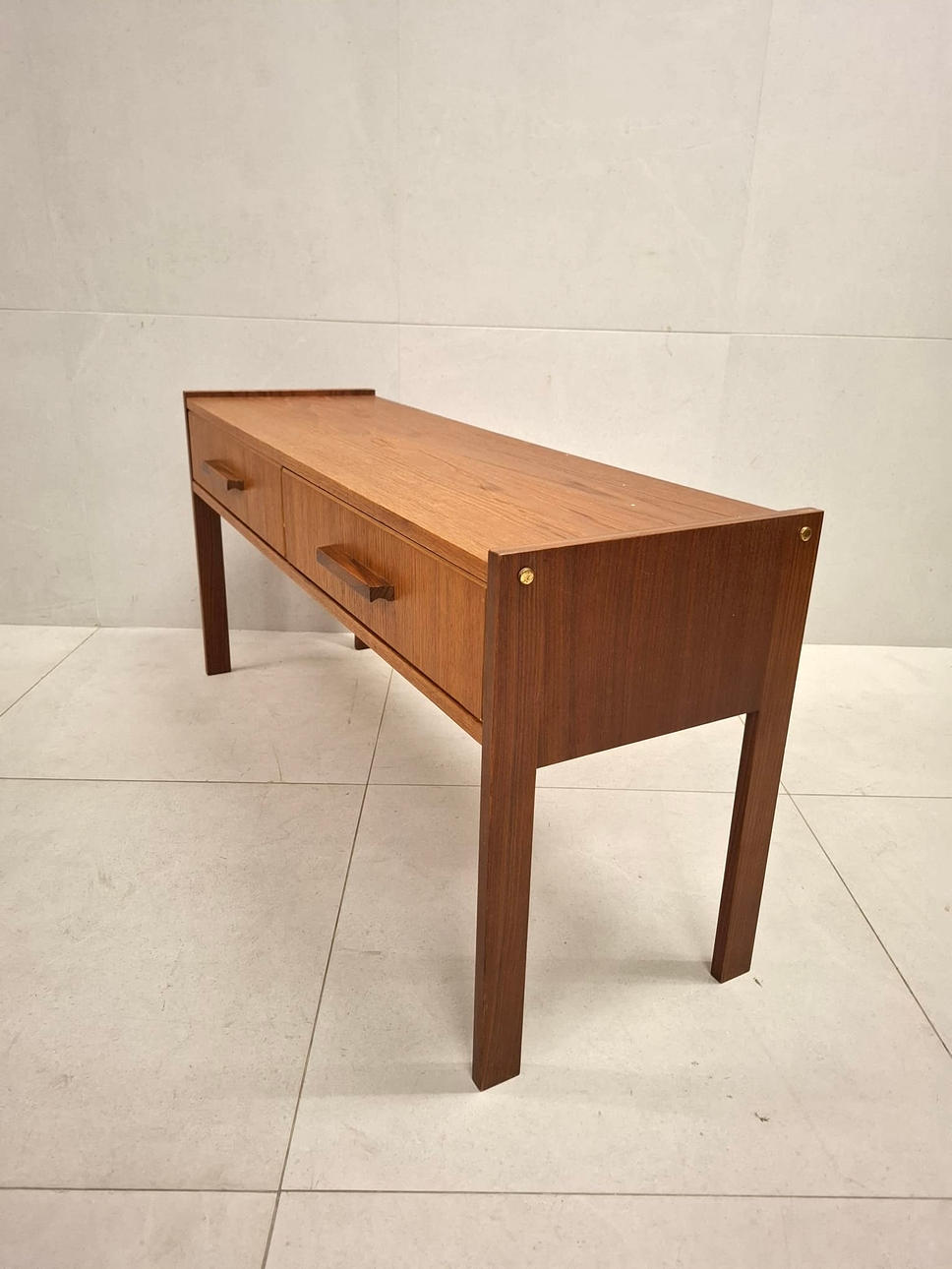 TV-BÆNK/HALLMØBLER. Teak, 2 kasser.