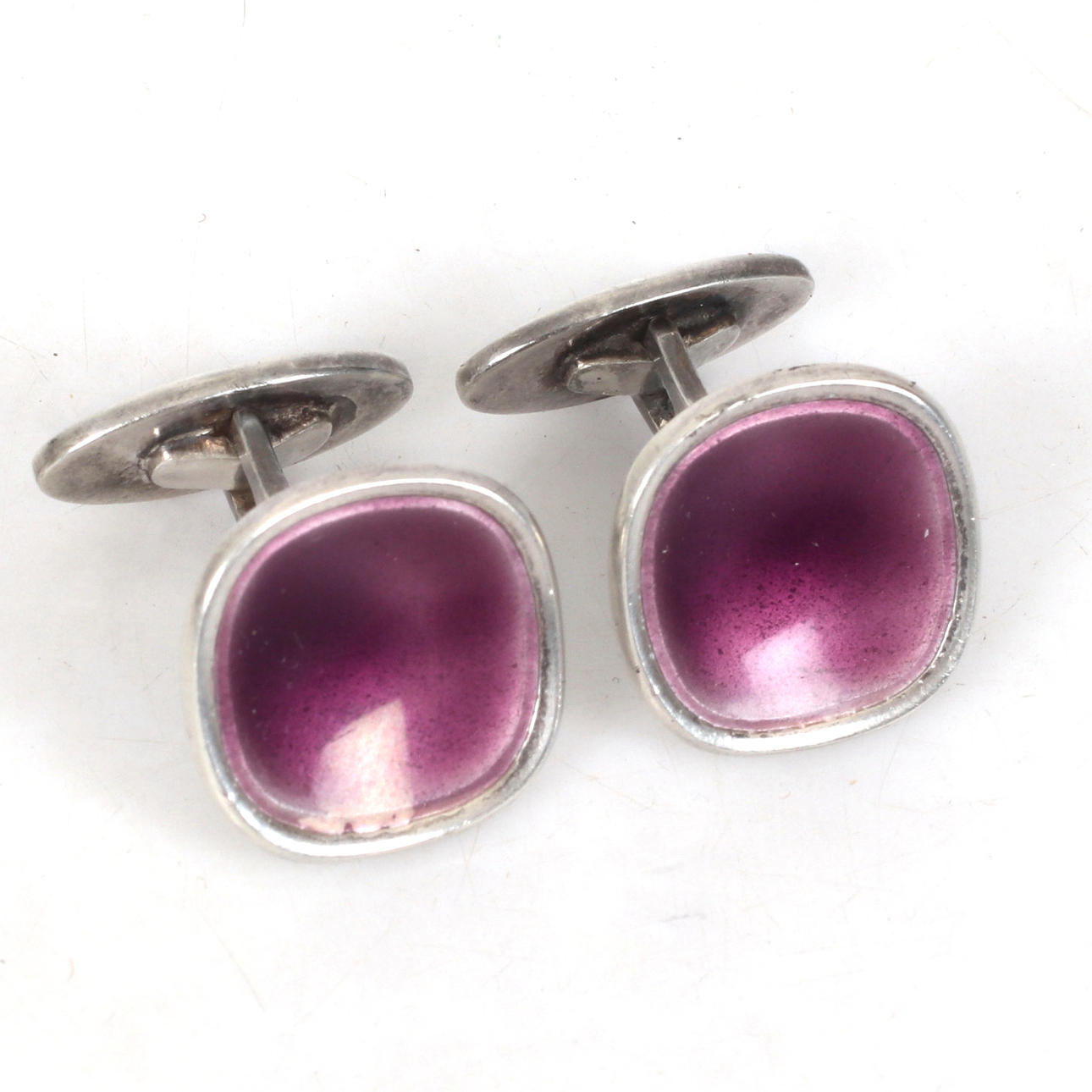 Et par manchetknapper i sterlingsølv og emalje.
