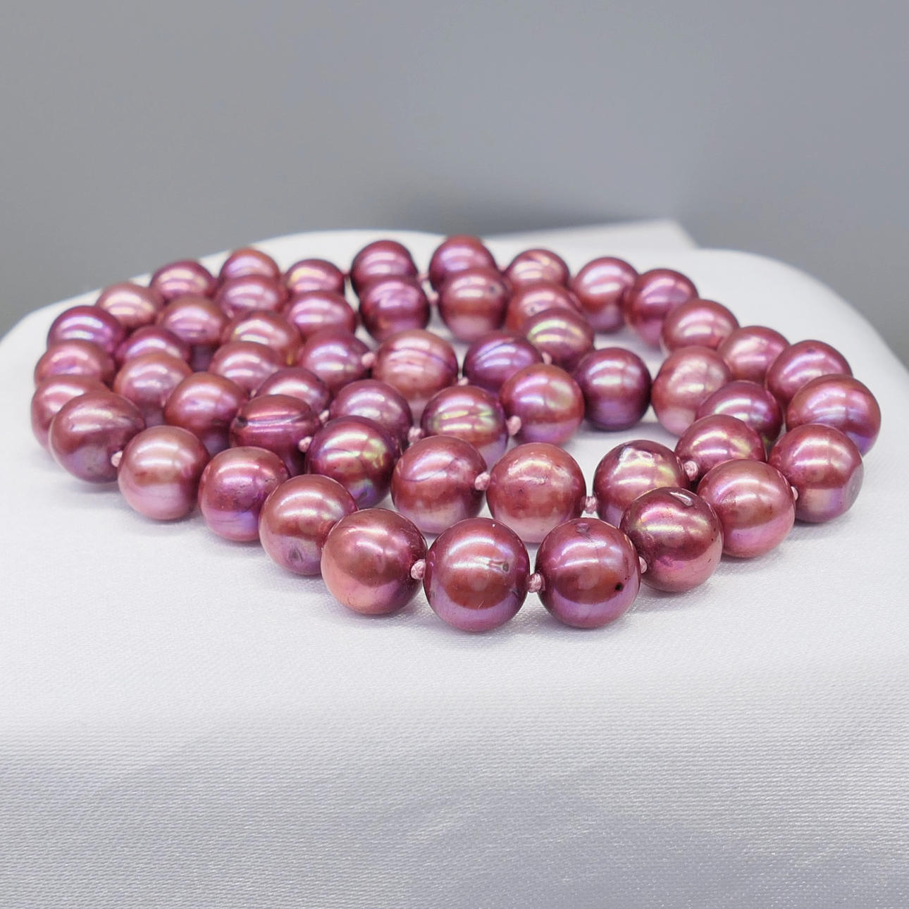 FRESHWATER PEARL strung necklace.