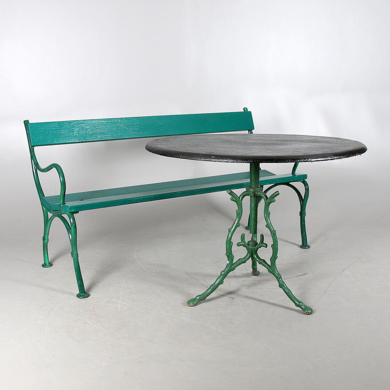 TRÄDGÅRDSSOFFA och BORD, gjutjärn, omkring sekelskiftet 18/1900.