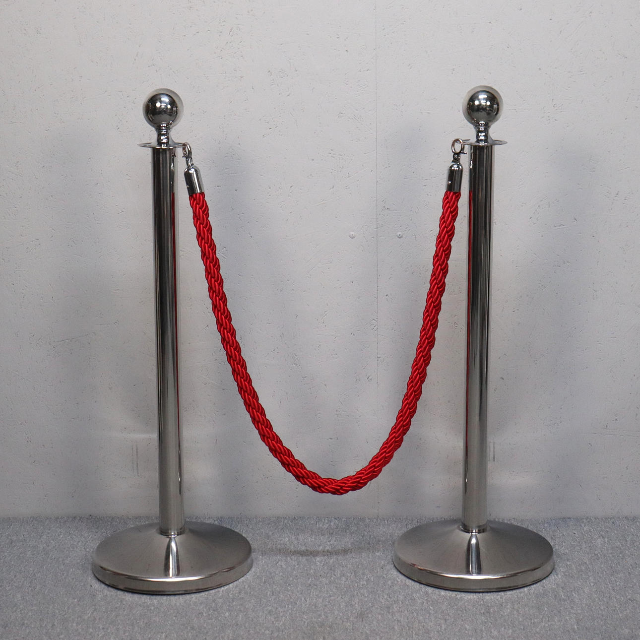 EINGANGS- UND ABSPERRPFOSTEN, Weißmetall mit rotem Seil.