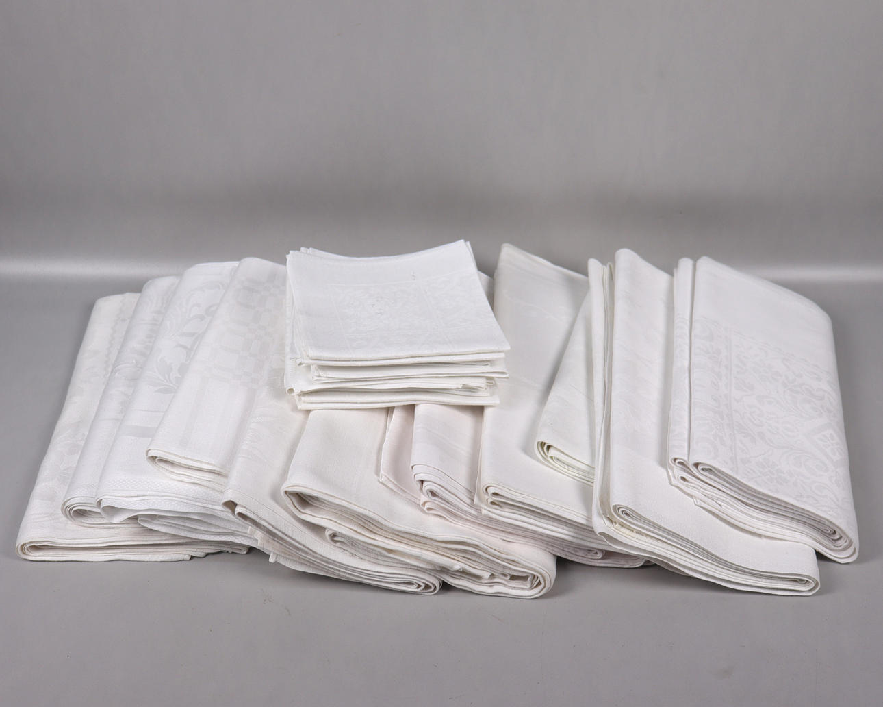 LOT LINNED, duge og servietter, 23 stk.