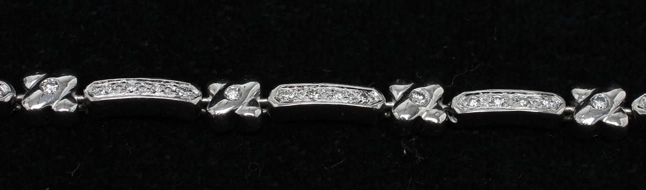 ARMBAND, 18k vitguld med diamanter. Vikt 10,8 gram.