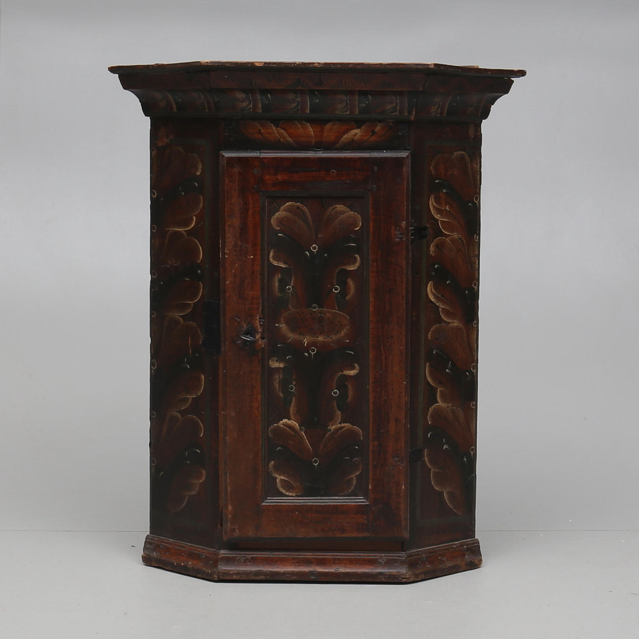 HÖRNSKÅP, allmoge, 1800-tal.