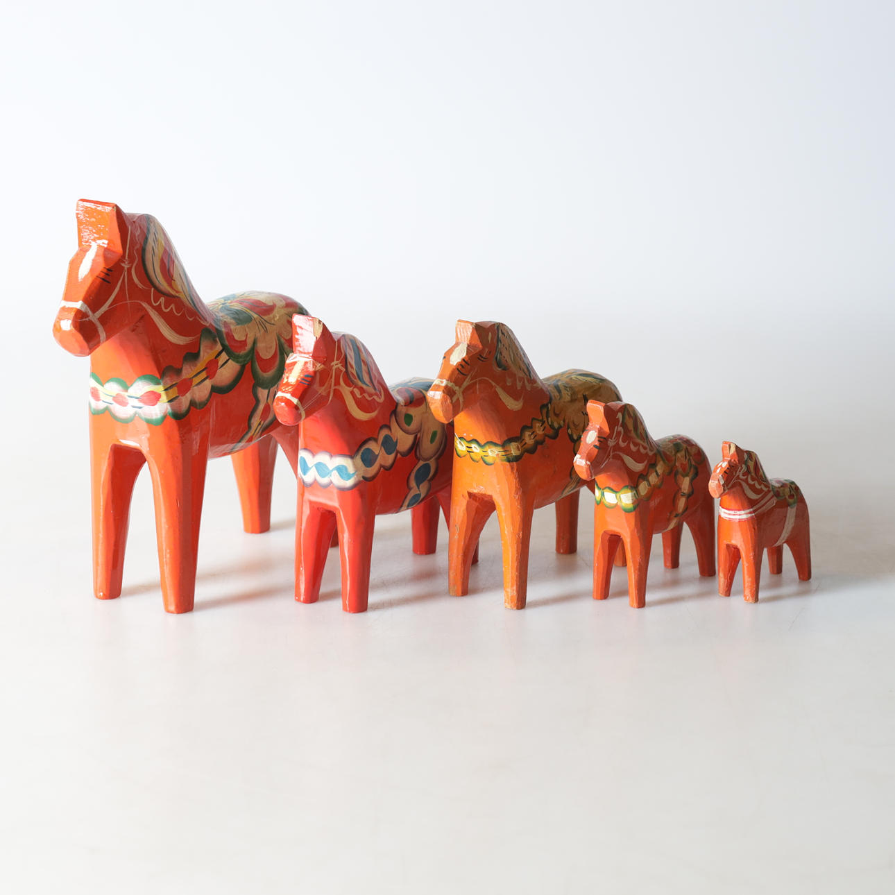 DALAHÄSTAR, 5 st, bemålat trä, 1900-tal.
