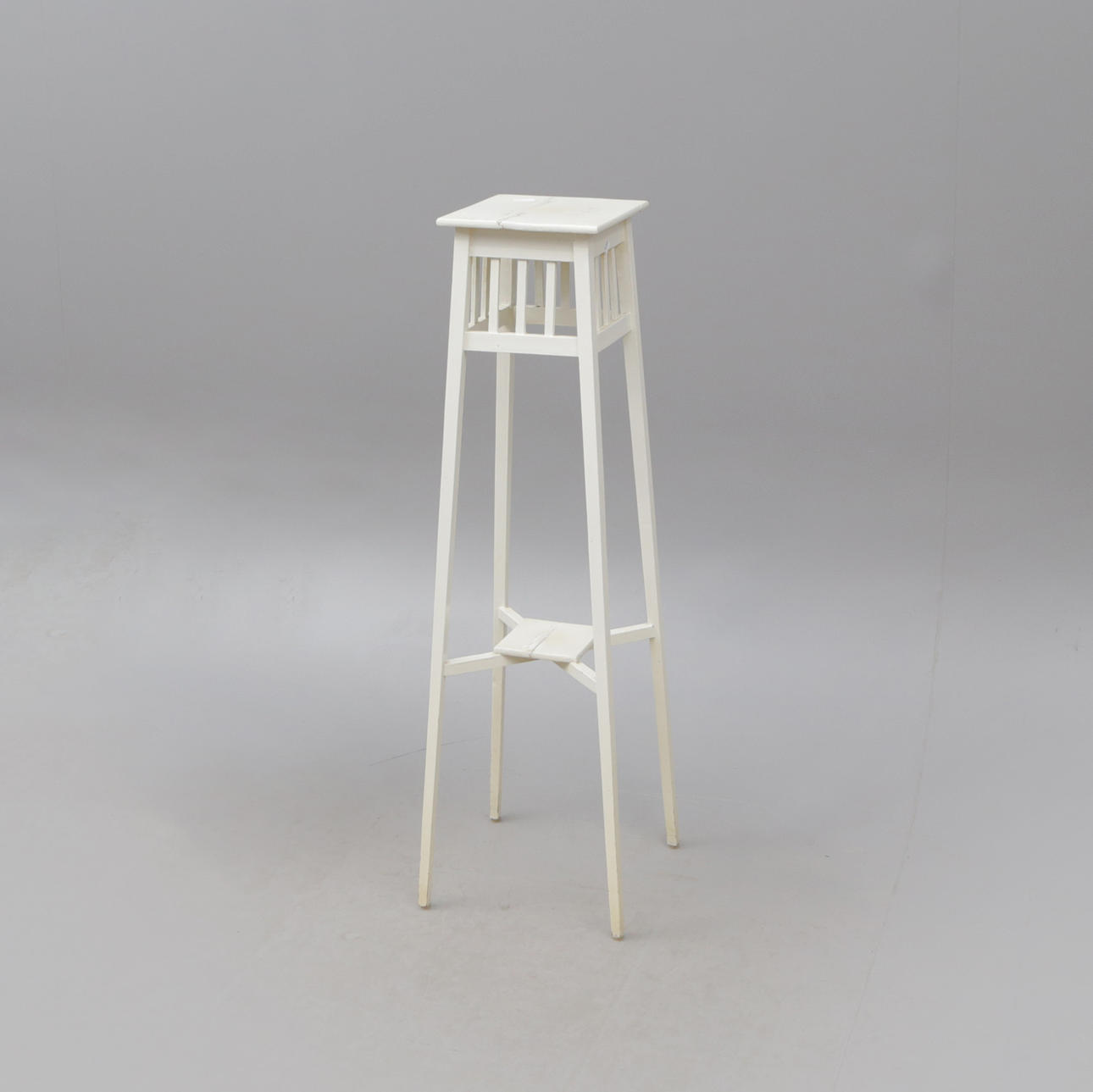 SOCKEL, Holz, weiß gestrichen.