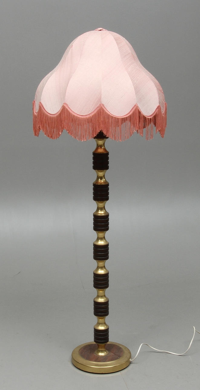GOLVLAMPA, trä och mässing, 1900-talets andra hälft.