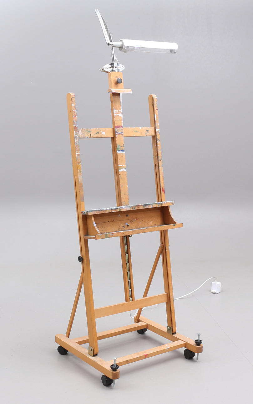 EASEL, Winsor & Newton with lighting.