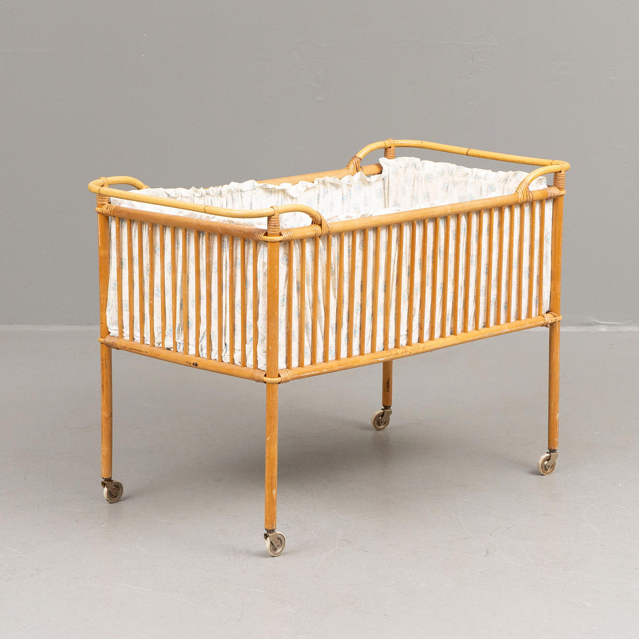 JOHN LARSSON. Barneseng, rotting og bambus, 20. århundrede.