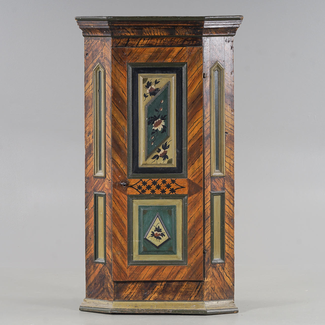 HJØRNESKAB Allmoge, dateret 1800.