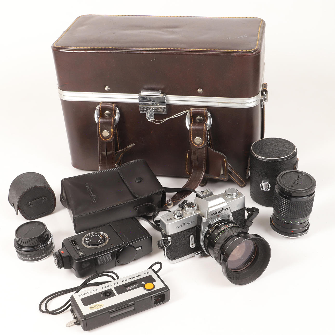 KAMERA MED TILLBEHÖR, Minolta SRT 303b.