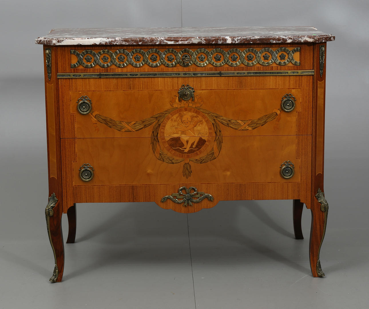 BYRÅ MED STENSKIVA, olika träslag, 3 lådor, gustaviansk stil, 1900-talets andra hälft.