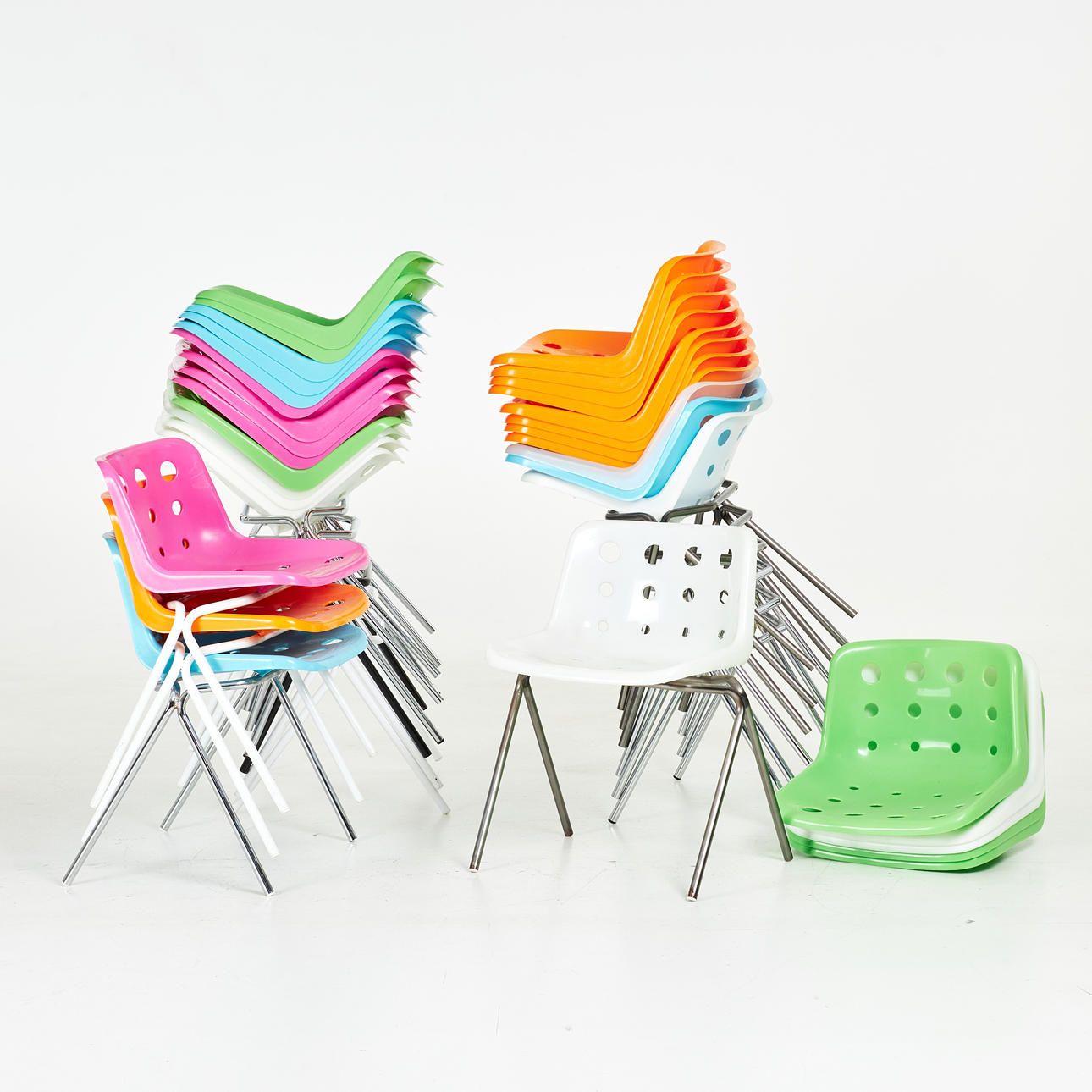 ROBIN DAY. Chairs, 16 pcs, “Polo”, stackable, plastic seats, different coloured metal undersides, Loft.