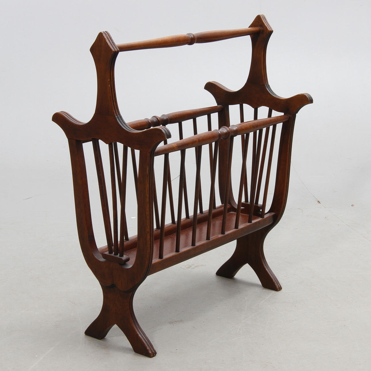 TIDNINGSSTÄLL, engelsk stil, 1900-talets andra hälft.