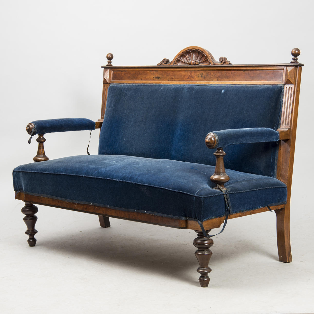 SOFFA, mahogny med blå plyschklädsel, nyrenässans.