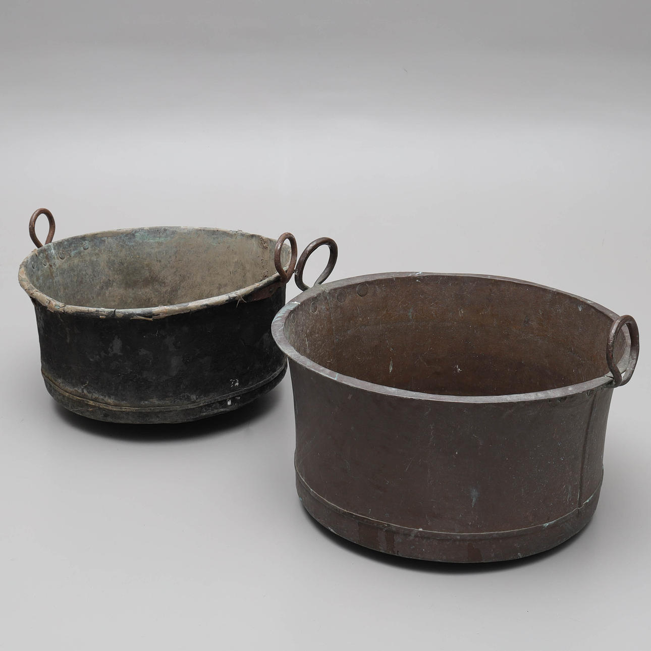 KOPPARKITTLAR, med hänklar, 2 st.