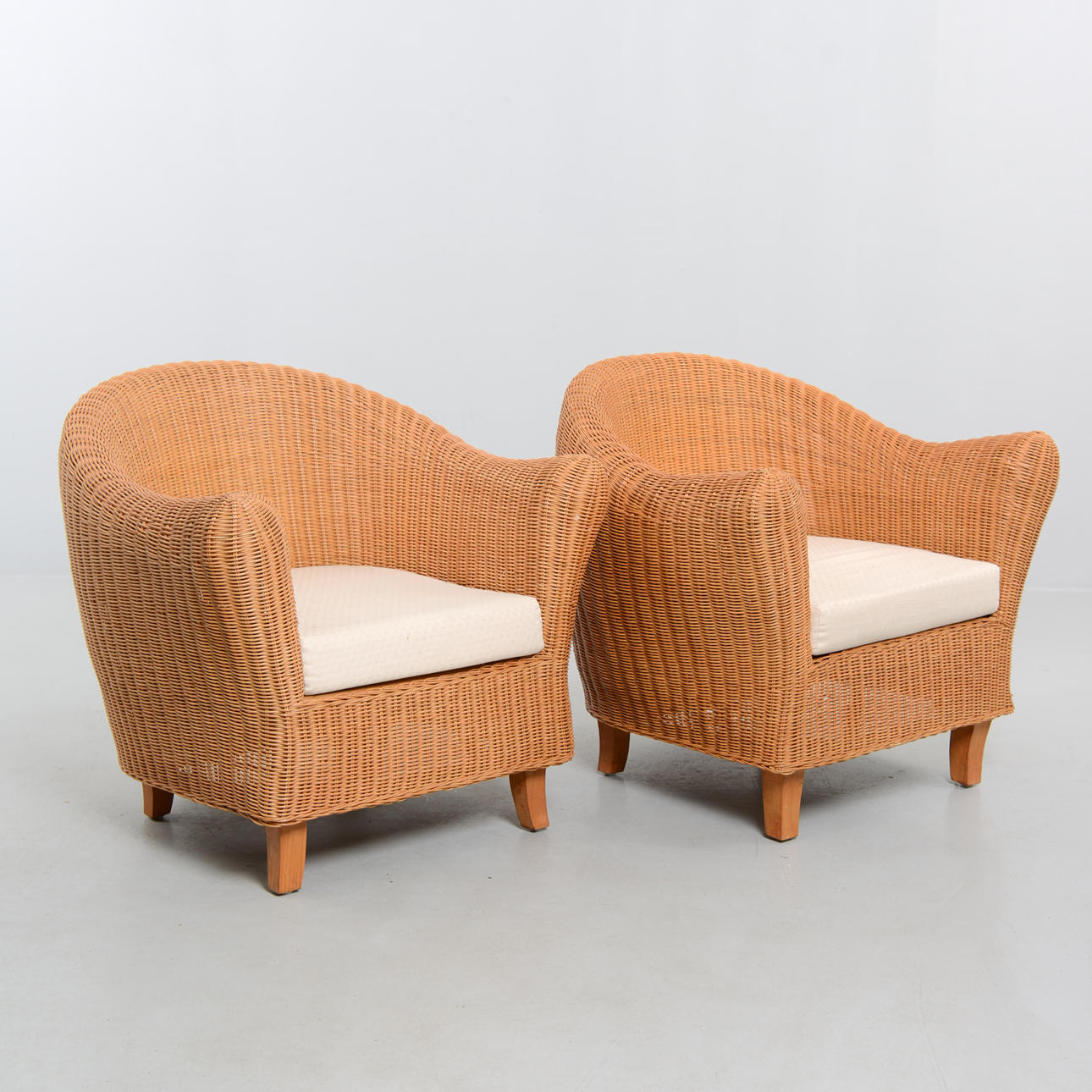 Un par de sillones de mimbre, IKEA, década de 2000.