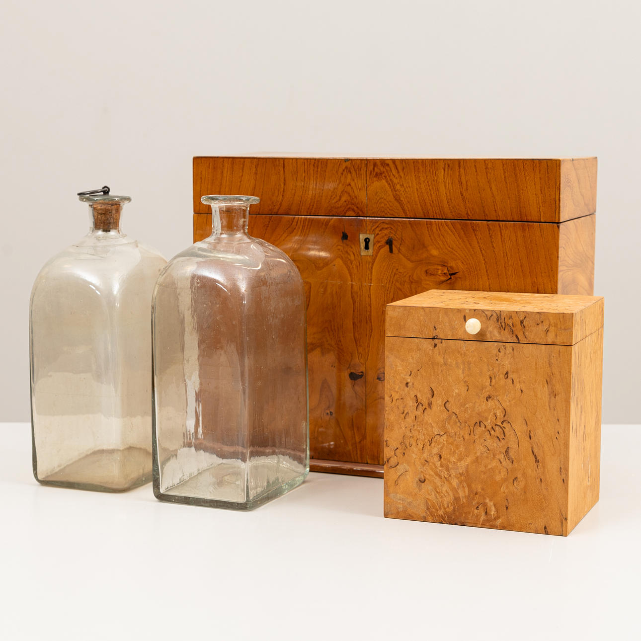 FLASKSCHATULL OCH SCHATULL, 1800/1900-tal, 2 dlr, ljust lövträ.