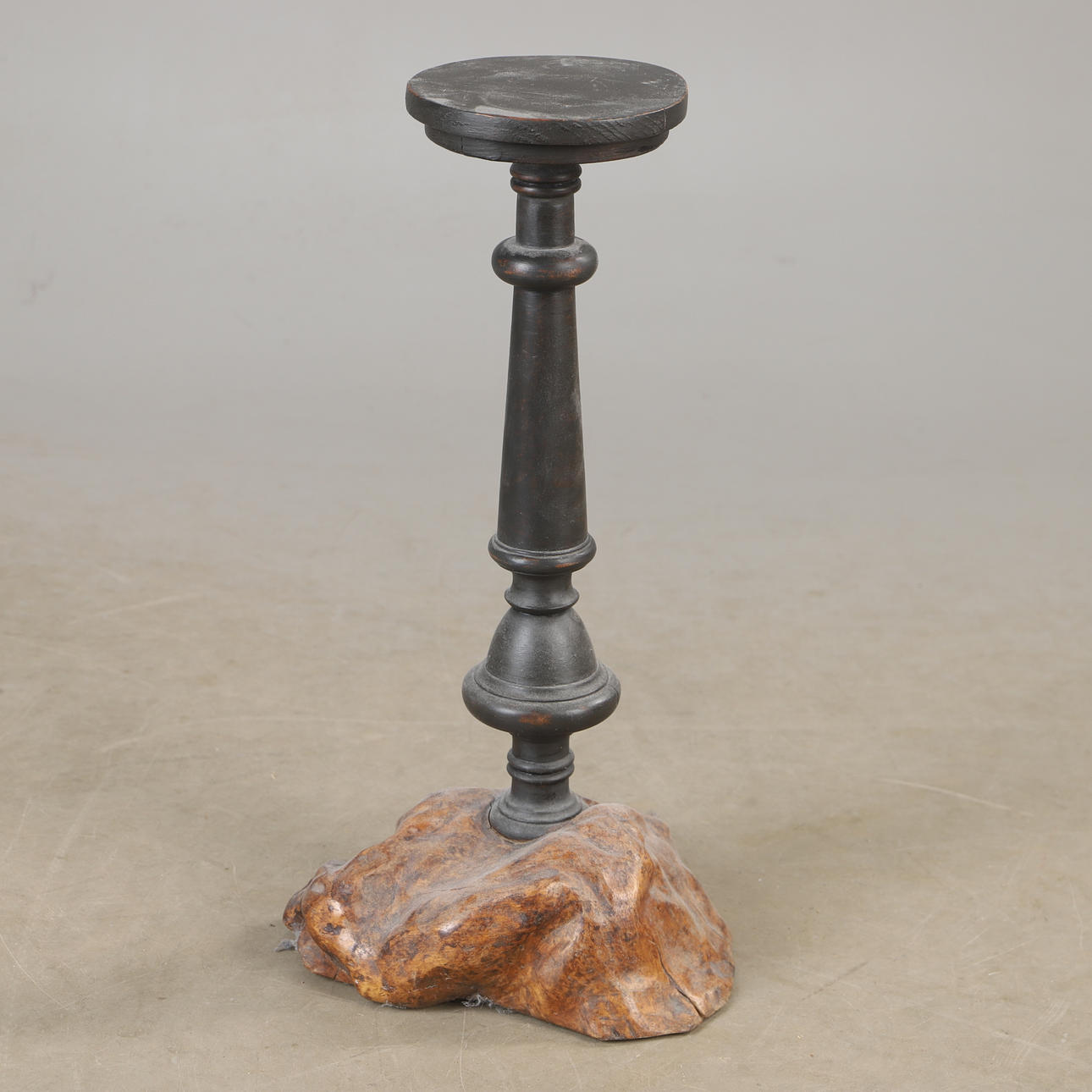 Holzpodest, 20. Jahrhundert.