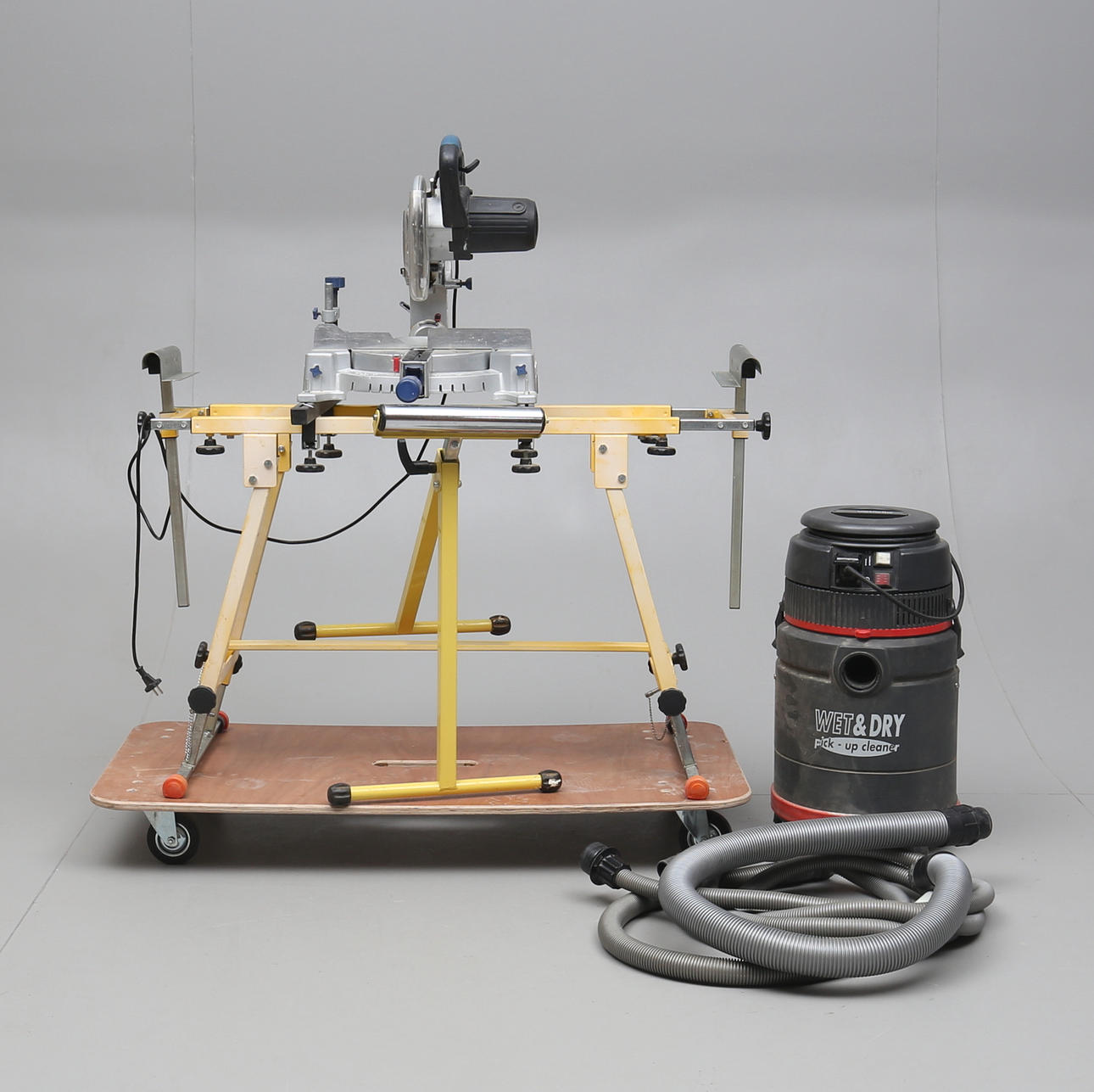 CIRKELSÅG SAMT INDUSTRIDAMMSUGARE, Clas Ohlson och Vetrella.