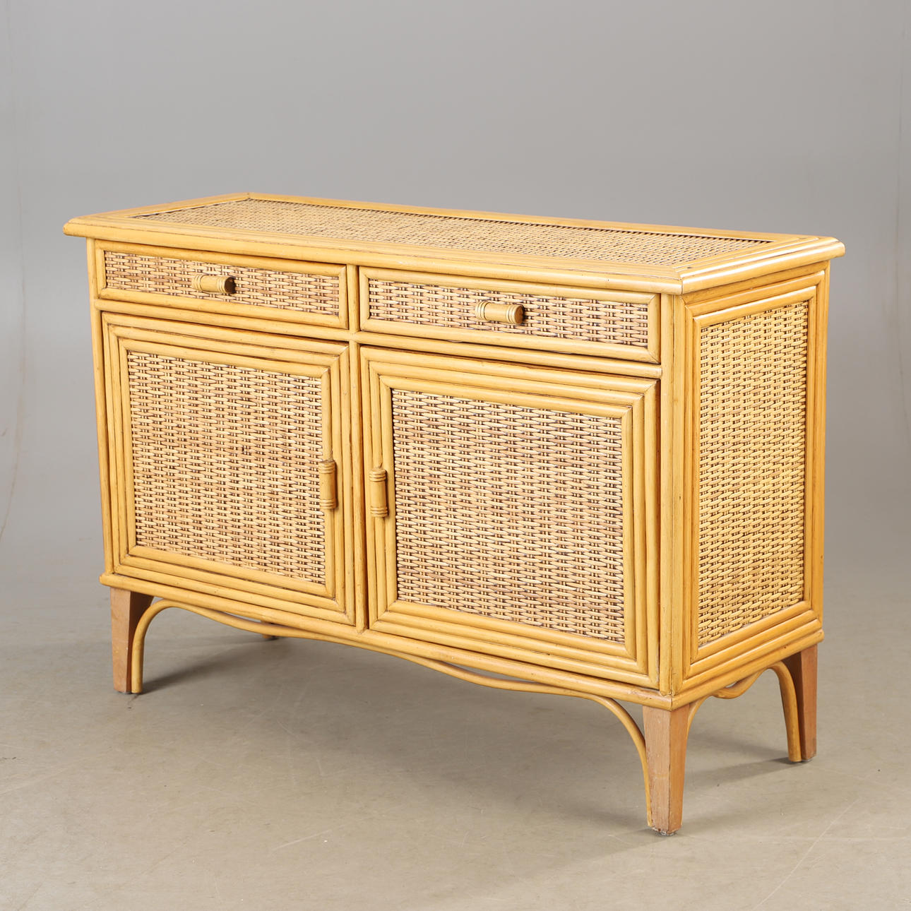 SIDEBOARD AUS BAMBUS UND RATTAN, Sammlung Stbert, Dnemark, 20.  Jahrhundert. Mbel - Schrnke & Regale - Auctionet