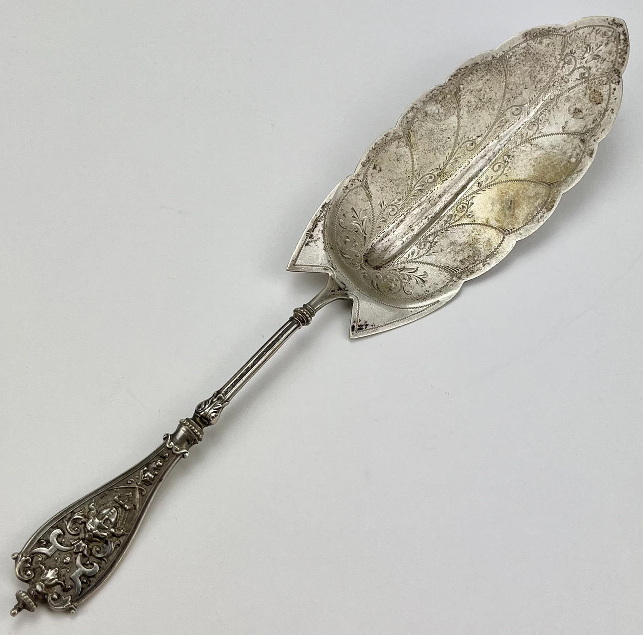 A silver fishspade, 20th century, weight approx. 96 grams.